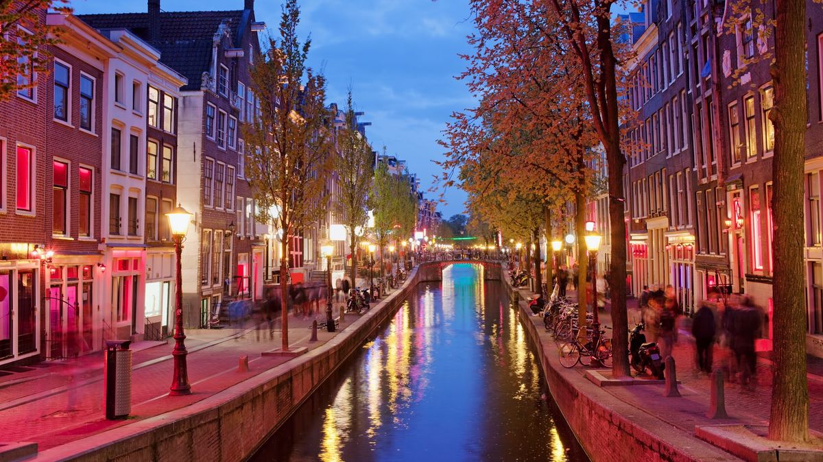 Amsterdam zpřísňuje pravidla. Zakáže kouřit konopí na ulicích